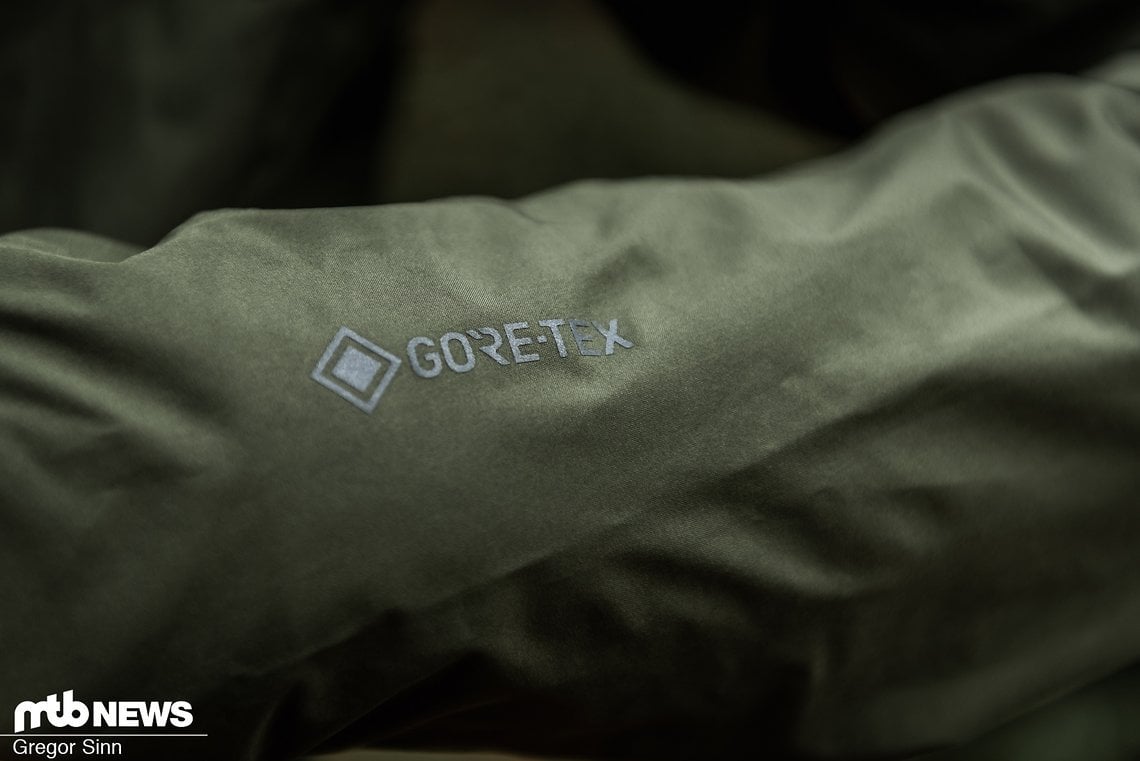 Gore-Tex ist mittlerweile fast ein Synonym für wasserfeste, atmungsaktive Kleidung