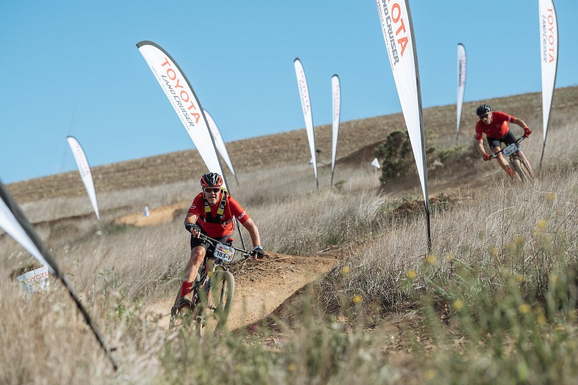 Bereits auf den ersten Kilometern des Cape Epic gab's für die Teilnehmerinnen und Teilnehmer einen Vorgeschmack auf das Trailspektakel, das sie in den kommenden Tagen noch erwarten dürfen.