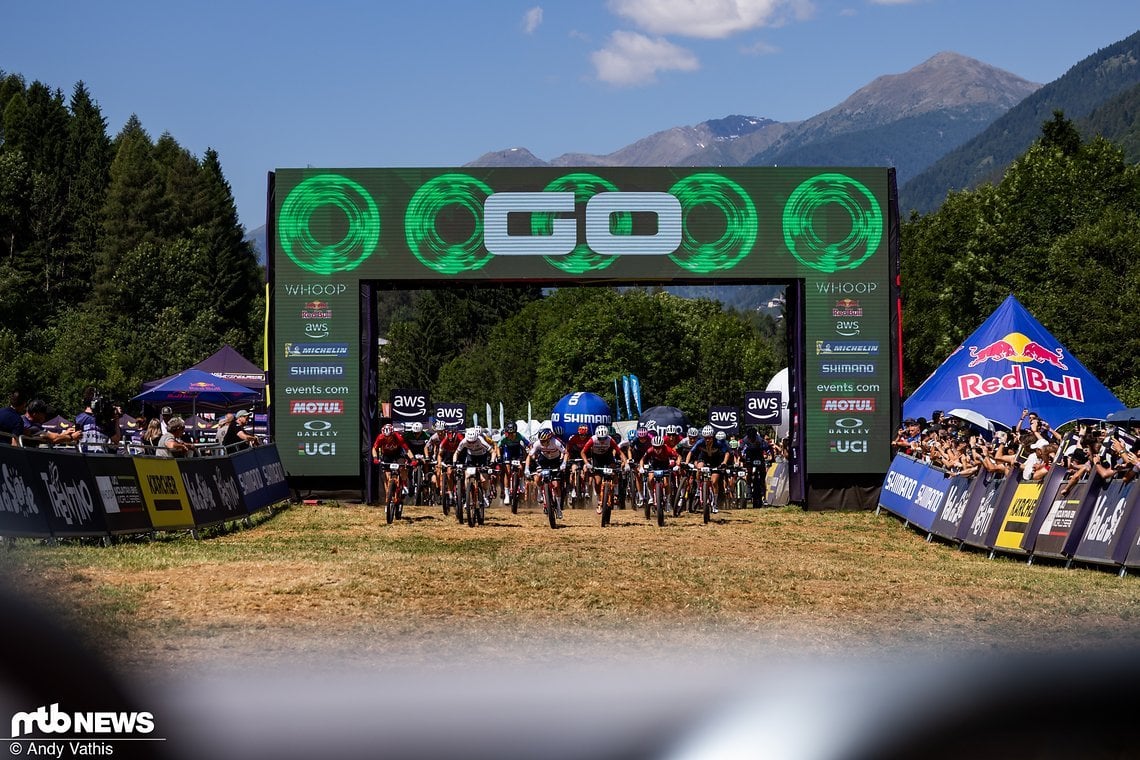 Los geht's für die schnellsten Mountainbikerinnen des Planeten!