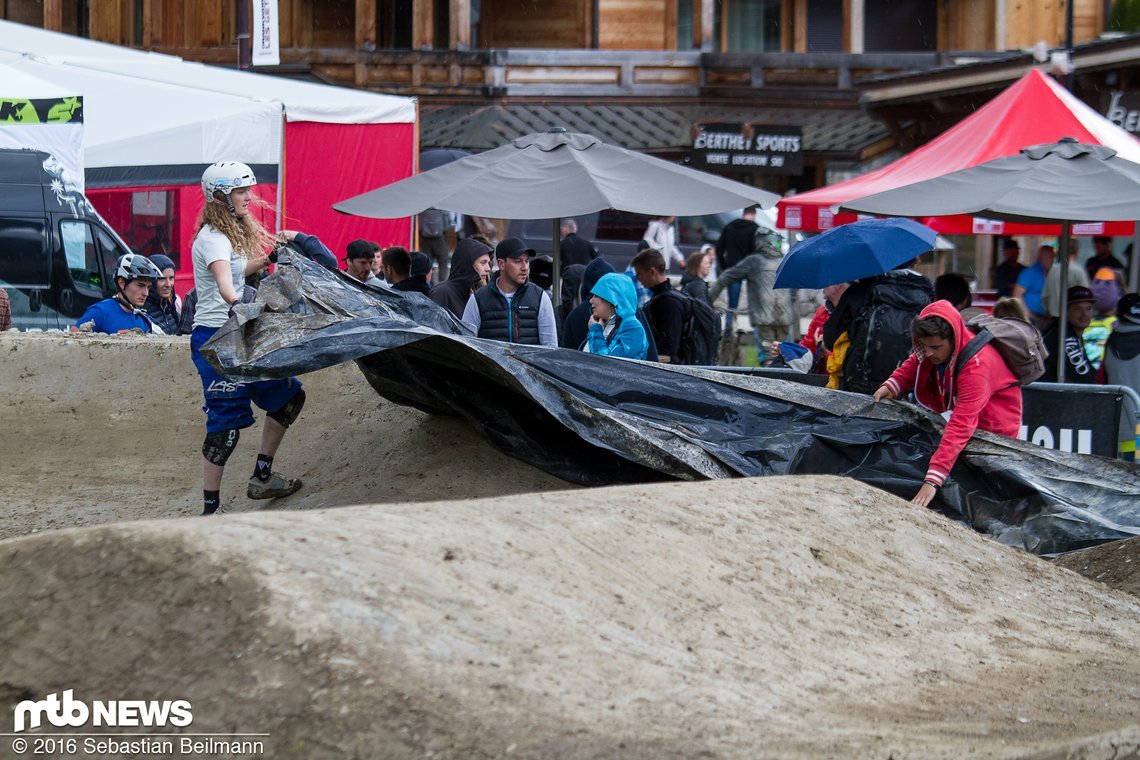 Vor dem Regen wurde der Pumptrack gut geschützt