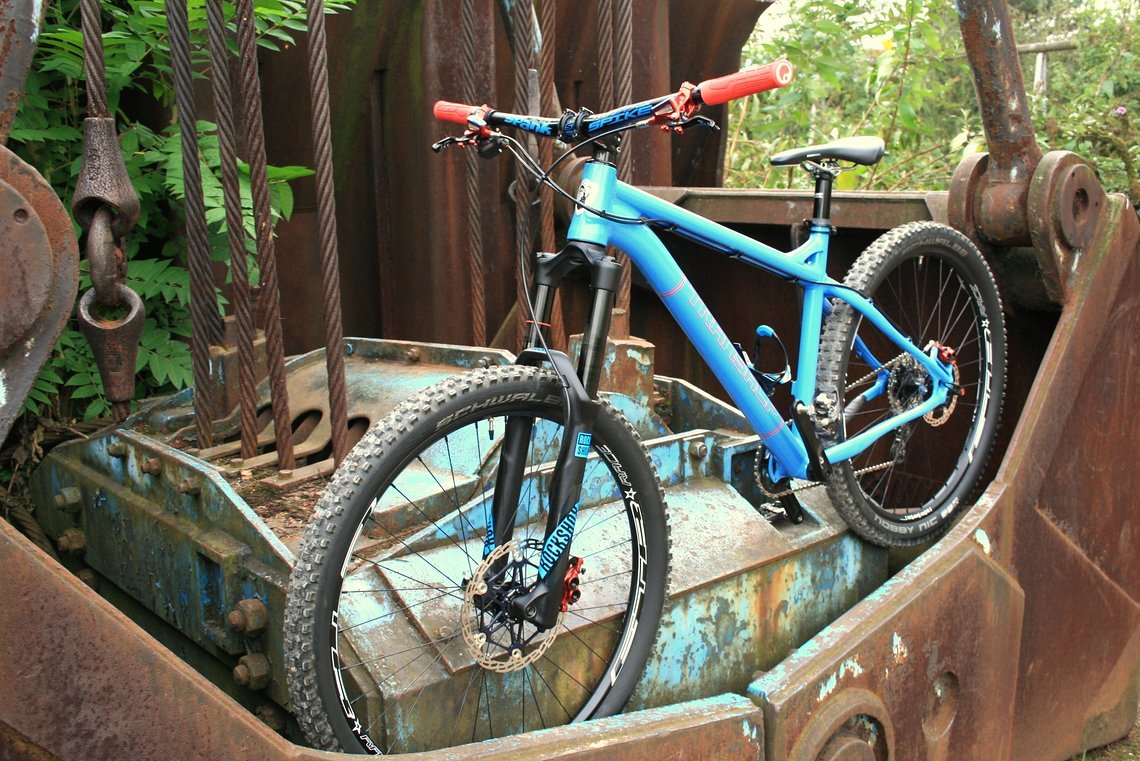 An der Front verrichtet eine RockShox Yari ihren Dienst