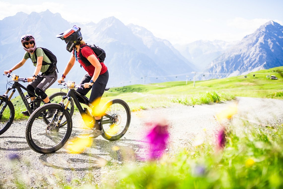 44 - Dann gilt es wieder, die Enduro-Rennpferde zum Panoram-Pedalieren zu satteln  - Foto (c) Max Schumann jpg