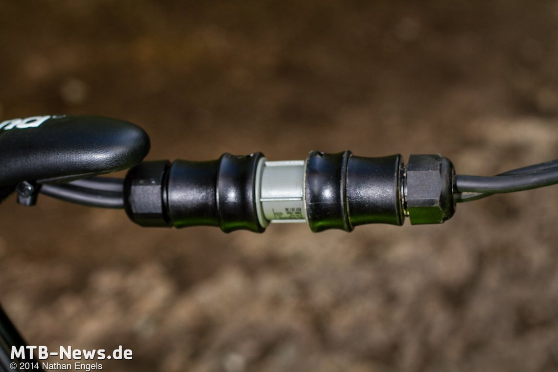 Die große Steckverbingung zwischen Akku und Motor ist auch noch ein Prototyp