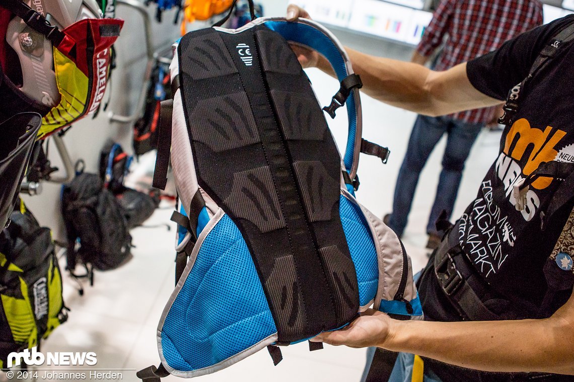 Schlank und dennoch gut belüftet: Camelbak versucht am Rückenteil den Kompromiss aus Sicherheit und Komfort zu realisieren
