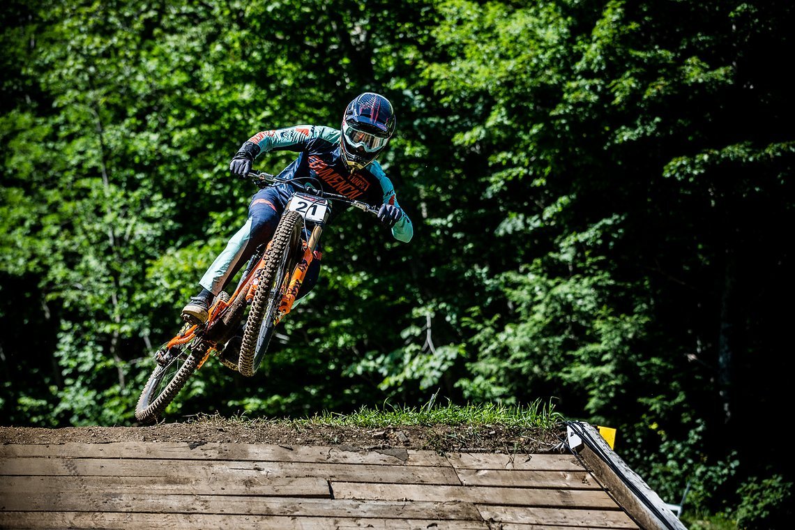 Wir können es kaum erwarten, Thomas Estaque wieder am absoluten Limit der Kontrolle auf den World Cup-Strecken dieser Welt zu sehen!