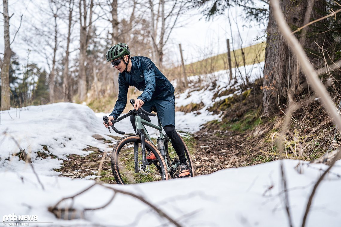 Auf Trails fordert das Gravelbike seine:n Fahrer:in