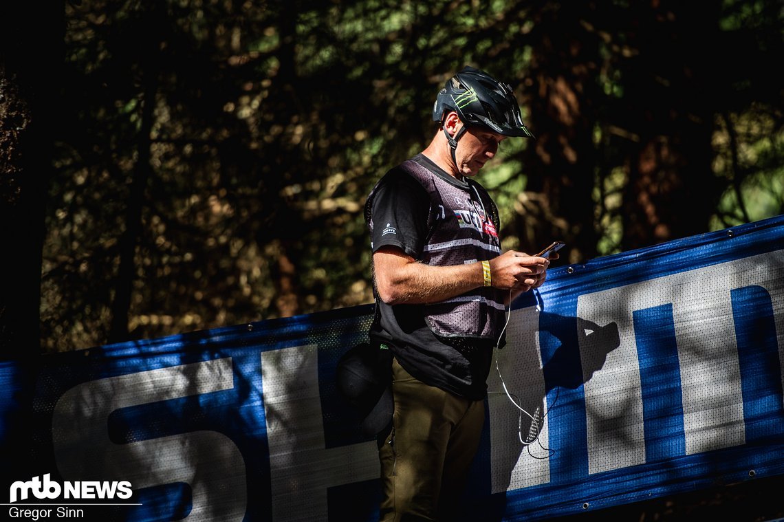 Immer mit Handy, Powerbank und Walkie-Talkie an der Strecke