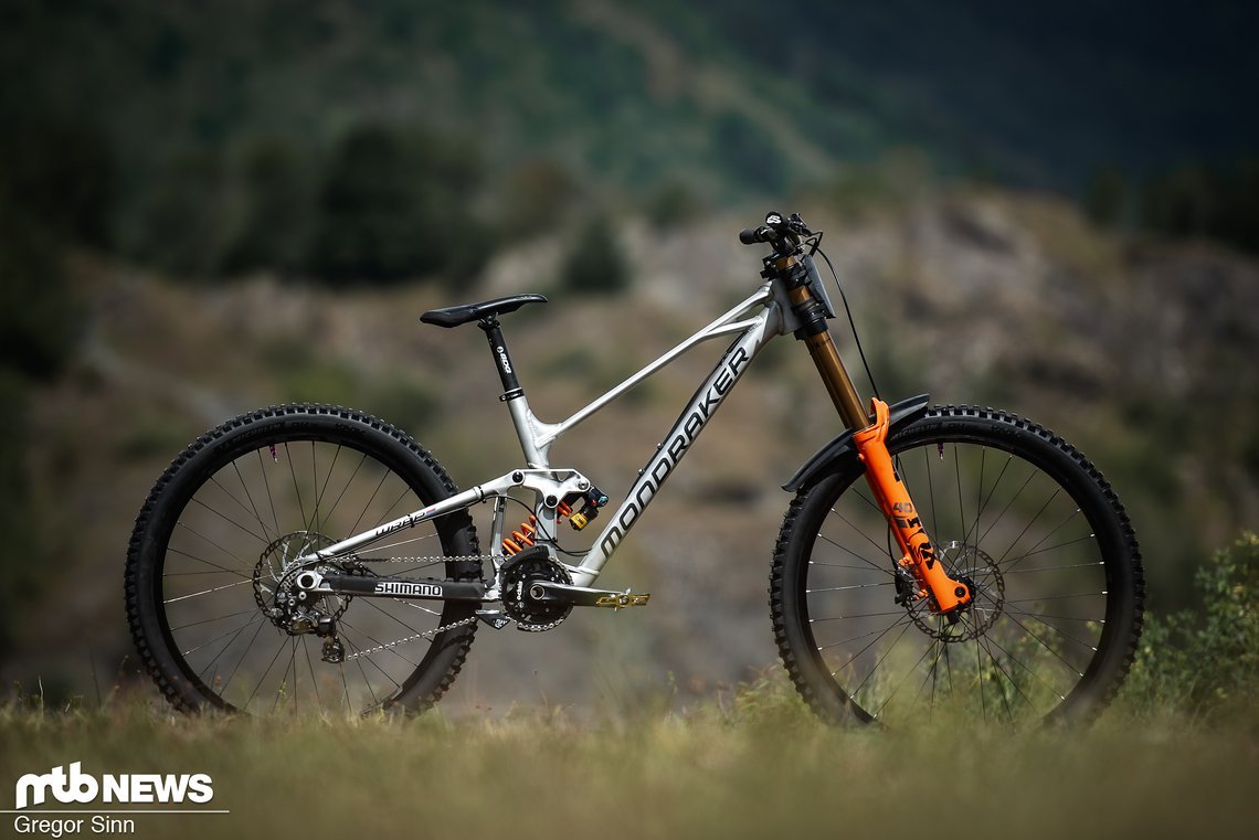 Der Aluminium-Prototyp erinnert immer noch stark an das aktuelle Downhill-Bike von Mondraker, das Summum Carbon.