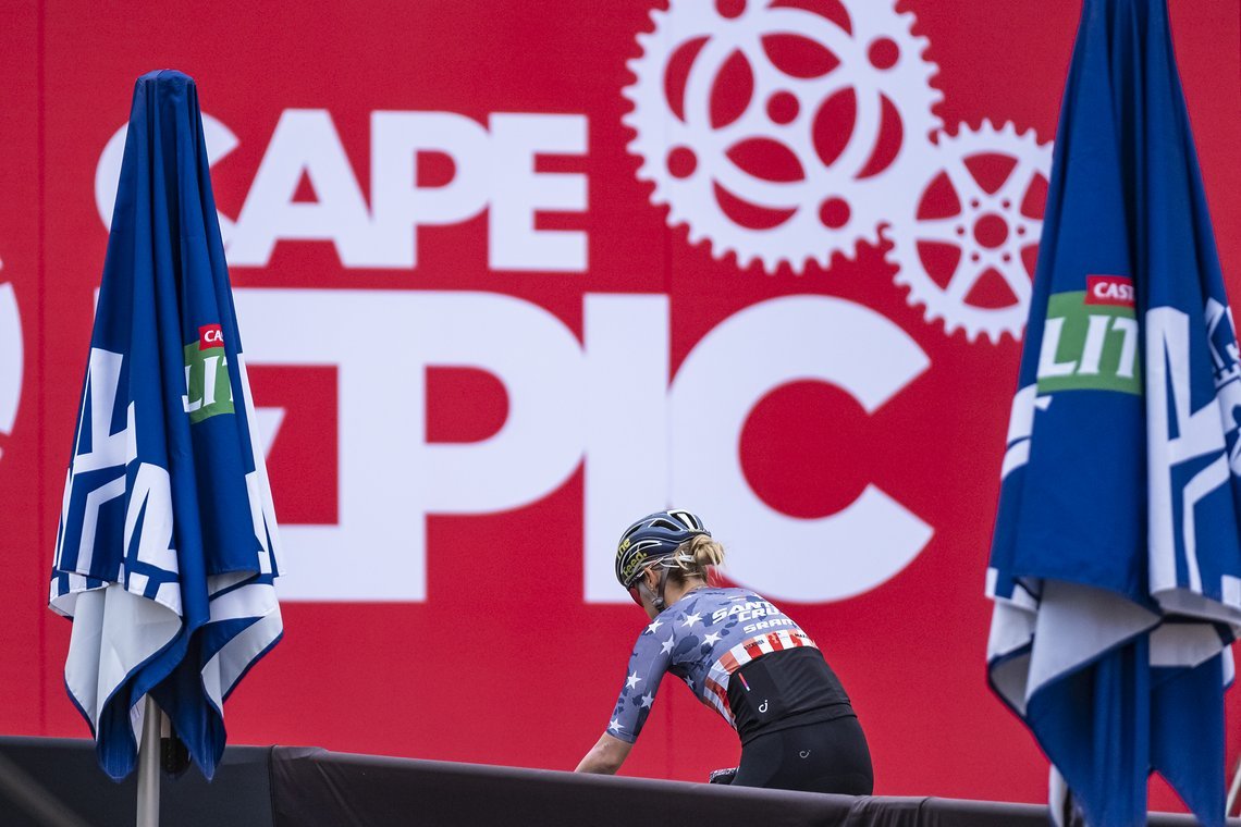 Alexis Skarda macht sich bereit für den ersten Cape Epic Tag. Die US-Amerikanerin startet gemeinsam mit Vera Looser ins Rennen und gehört zweifelsohne zu den Podiumsanwärterinnen.