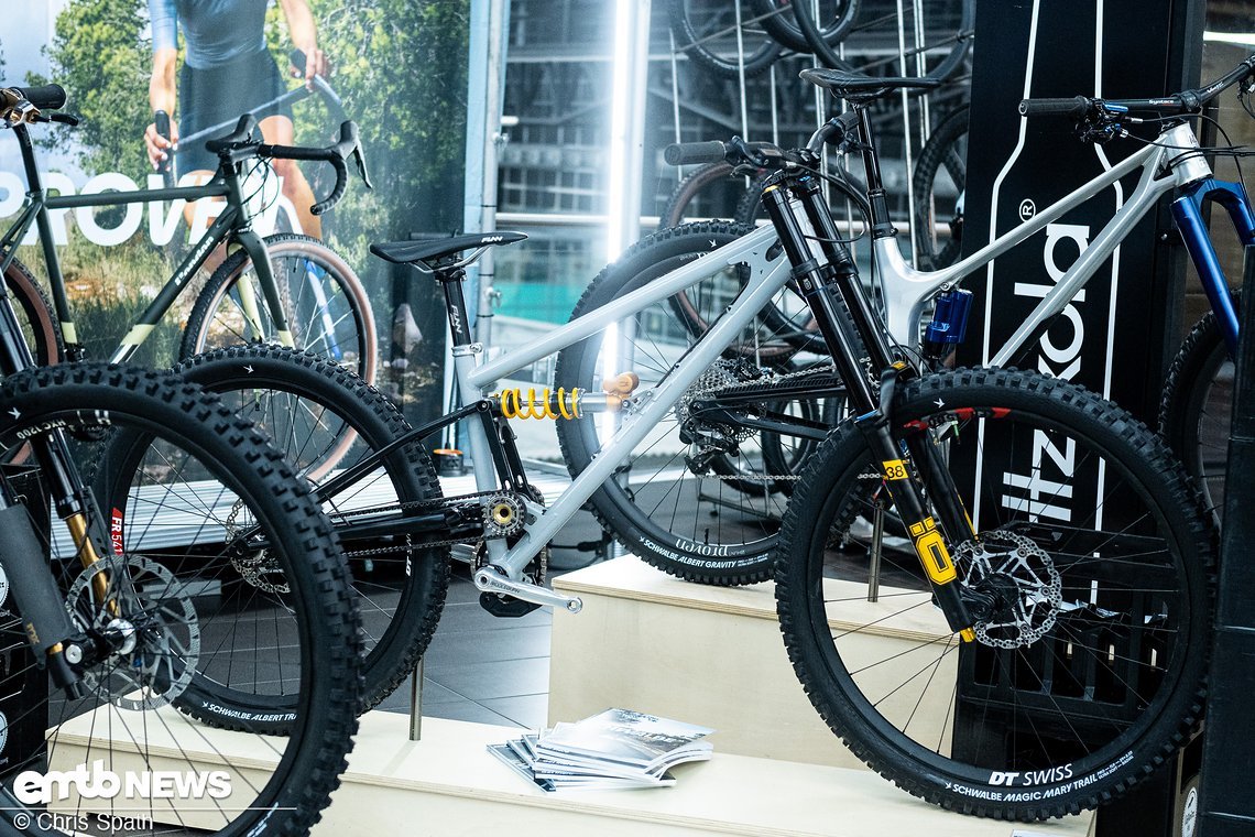 Das DH-Bike von Starling – Sturn – setzt auf einen Multi-Ketten/Riemen-Antrieb, der sich funktionell ähnlich zwischenzeitlich an einem populären DH-Bike findet.