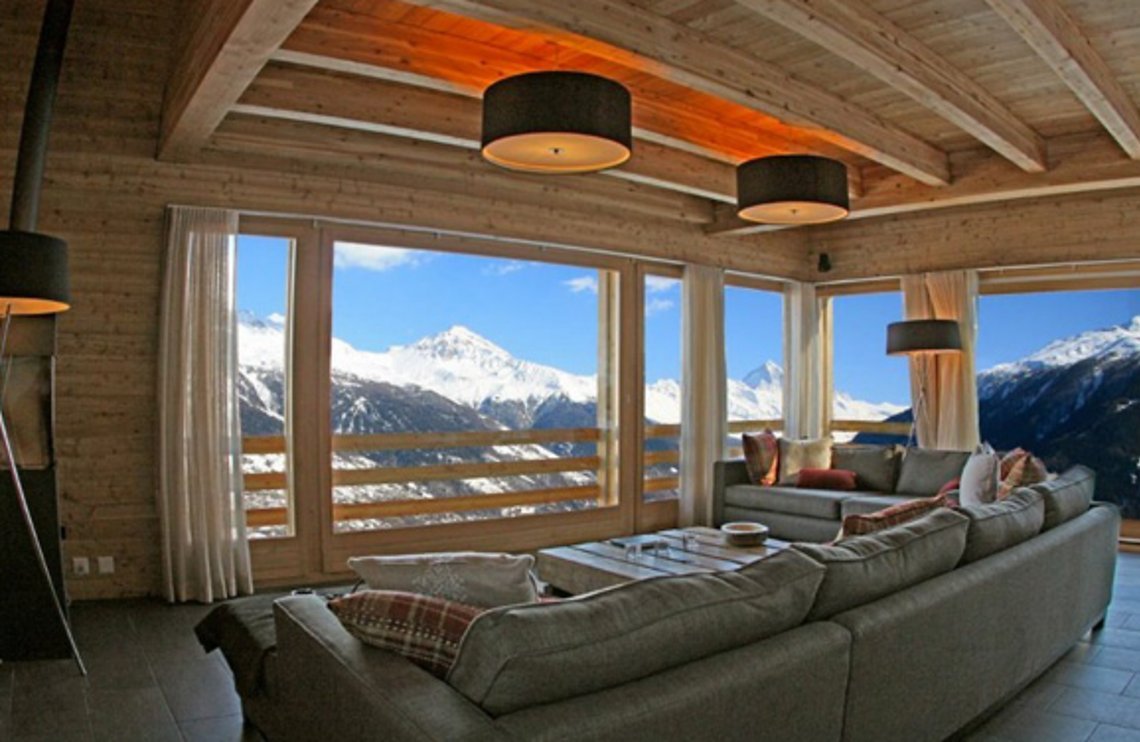 Kann man sich einen schöneren Ort vorstellen zum Lernen? Das Chalet oberhalb von Sion.