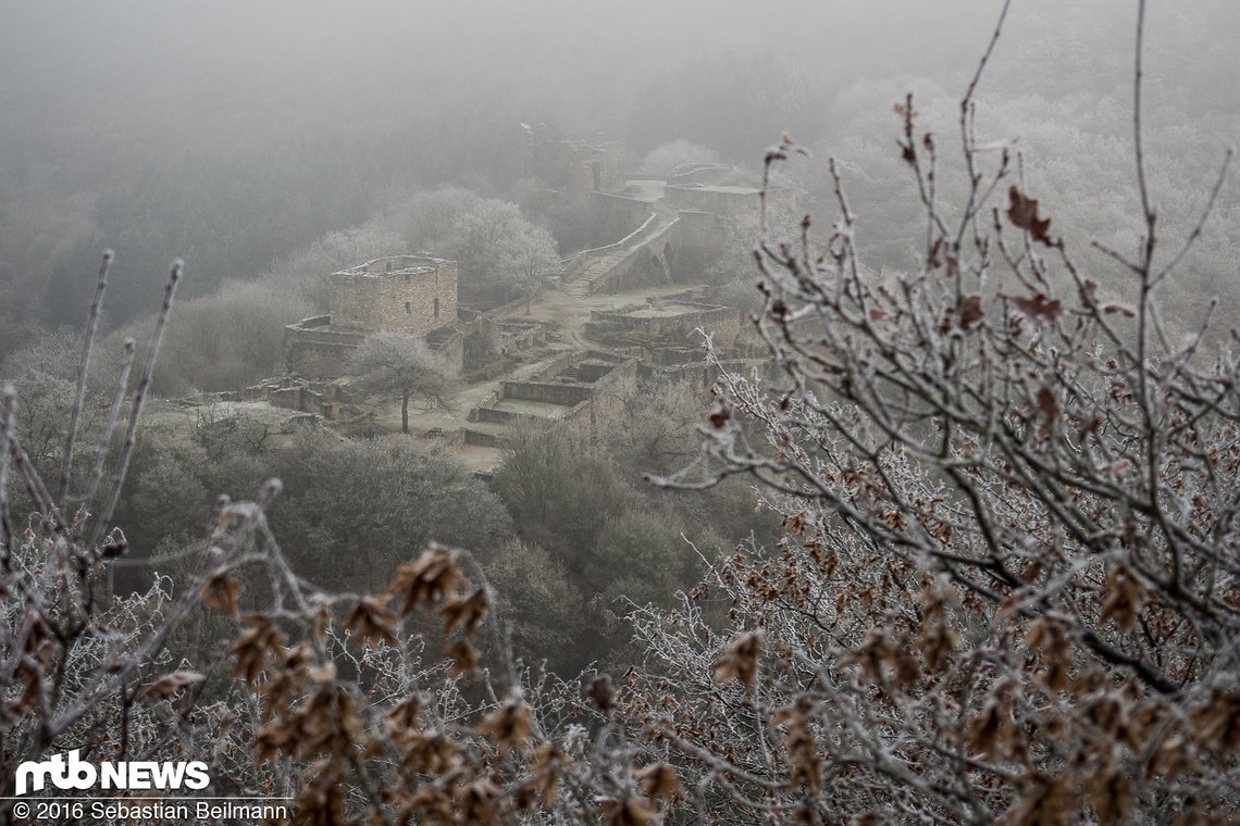 Der Nationalpark Hunsrück-Hochwald bietet noch viele schöne Flecken wie die Schmidtburg ...