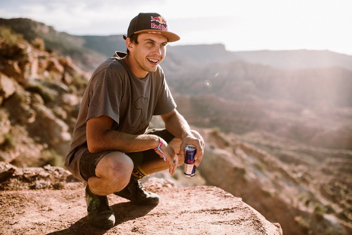 Szymon Godziek ist gut drauf, während er ein Getränk des Eventsponsors zu sich nimmt – der Pole möchte im Finale unter anderem mit Frontflips beeindrucken