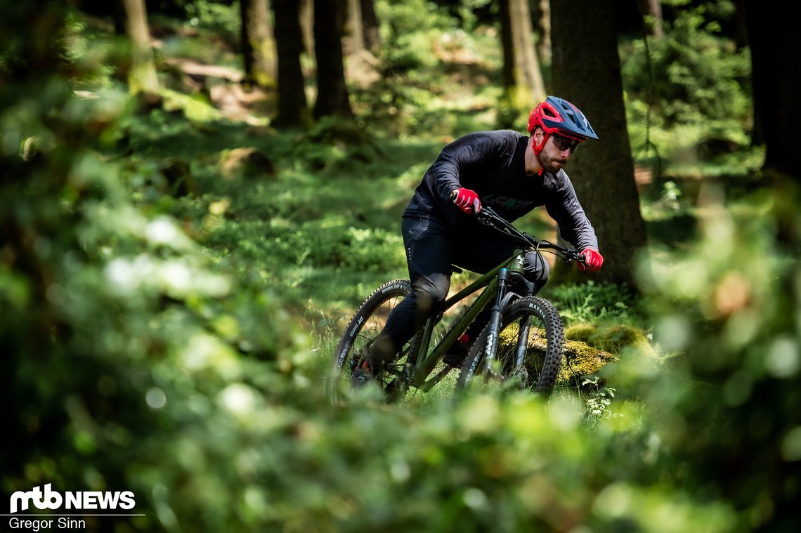 Dank der stimmigen Ausstattung und der abfahrtslastigen Geometrie kann das schicke Hardtail mit jeder Menge Laufruhe und einem intuitiven Fahrverhalten überzeugen