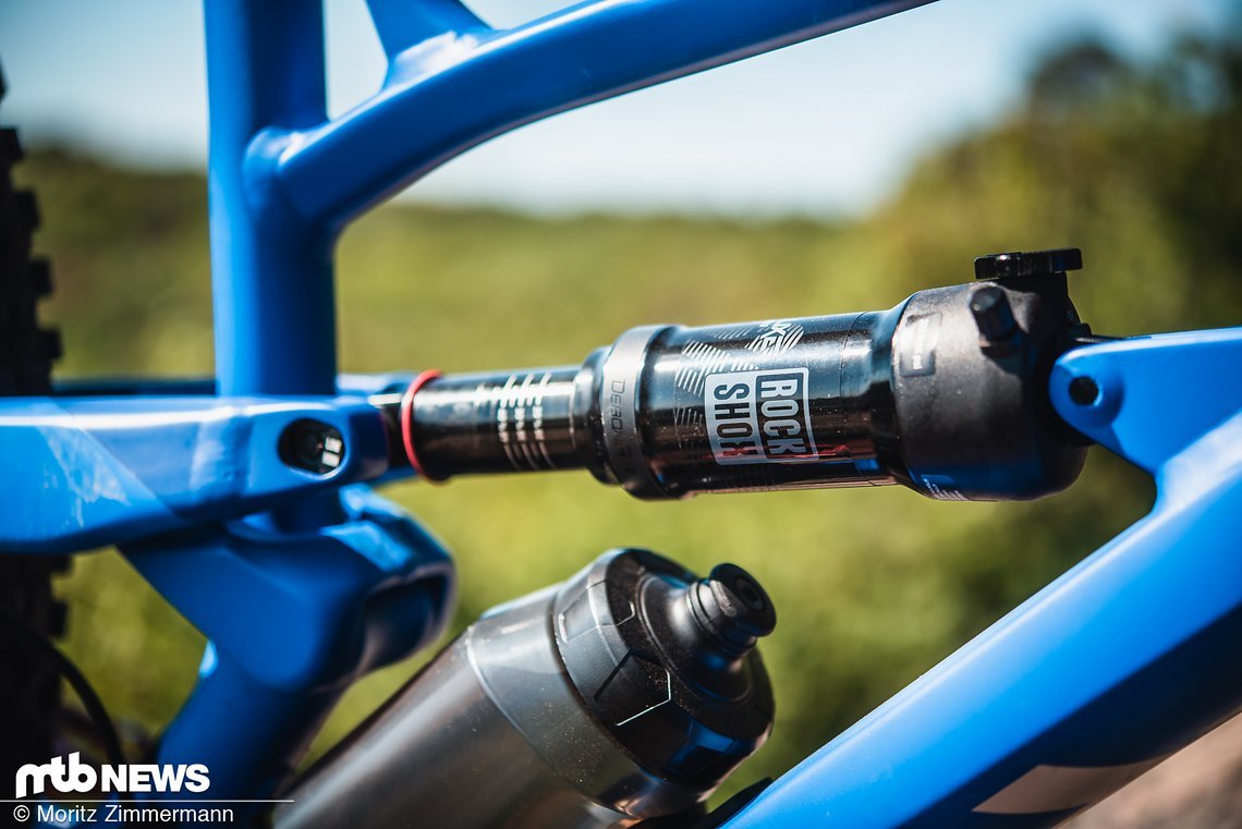 Der dazu passende RockShox Deluxe Select-Dämpfer sorgt am Heck dafür, dass Schläge wirkungsvoll eliminiert werden.
