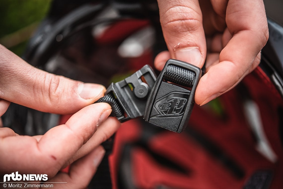 Beim Verschluss setzt man bei Troy Lee Designs auf die magnetische Lösung von Fidlock.