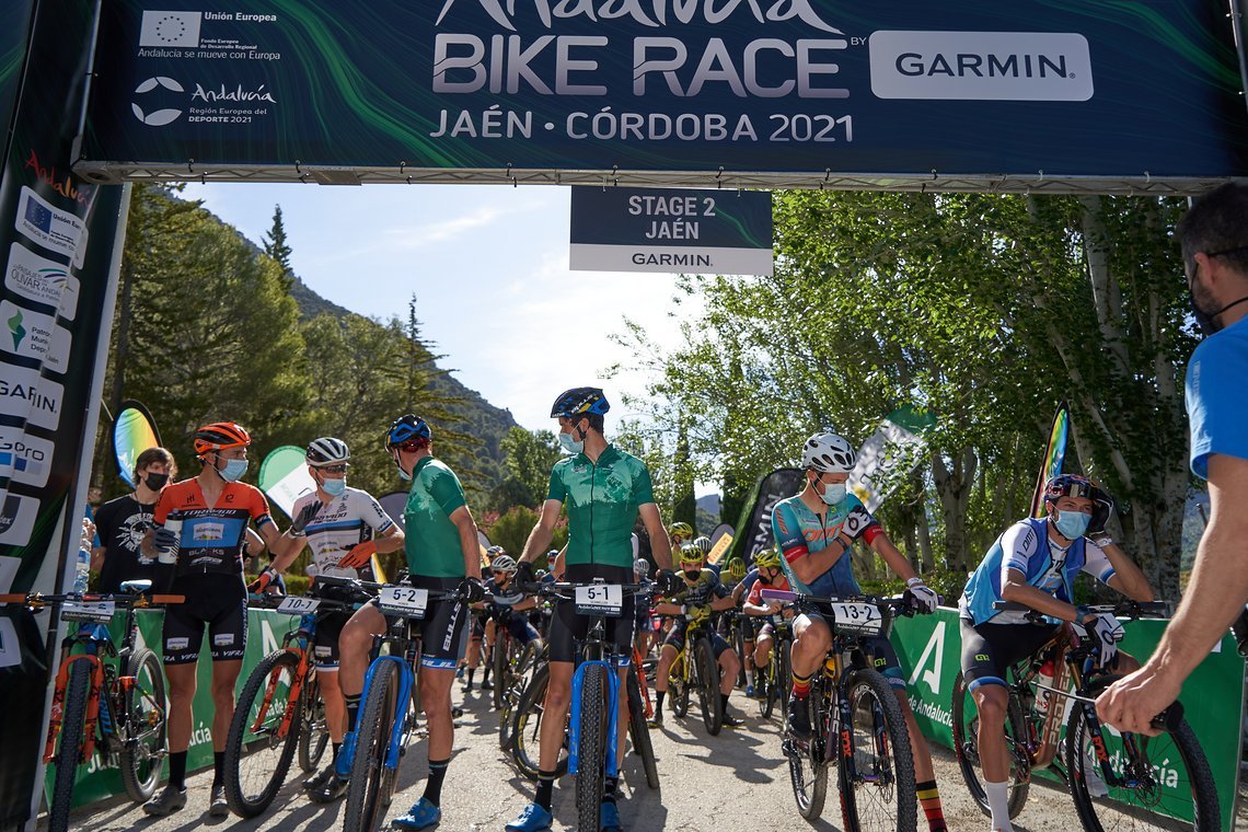 Tag zwei führte die Fahrerinnen und Fahrer auf 62 Kilometer von Jaén aus zur spektakulären Kulisse des Quiebrajano-Staudamms