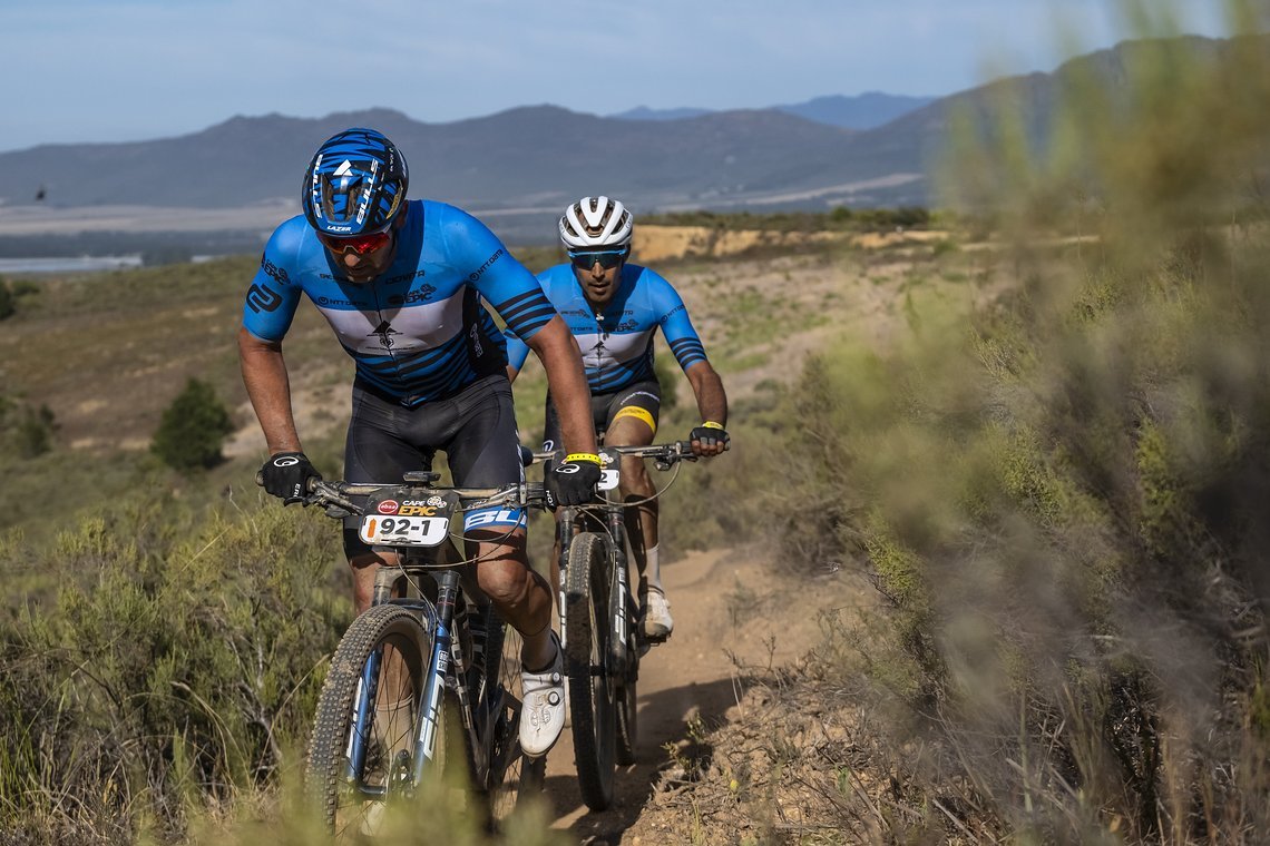 Karl Platt und Tomas Vilaseca haben keine Zeit für die beeindruckende Landschaft. Das Bulls-Duo drückt voll durch und erreichte heute overall einen starken 28. Platz!