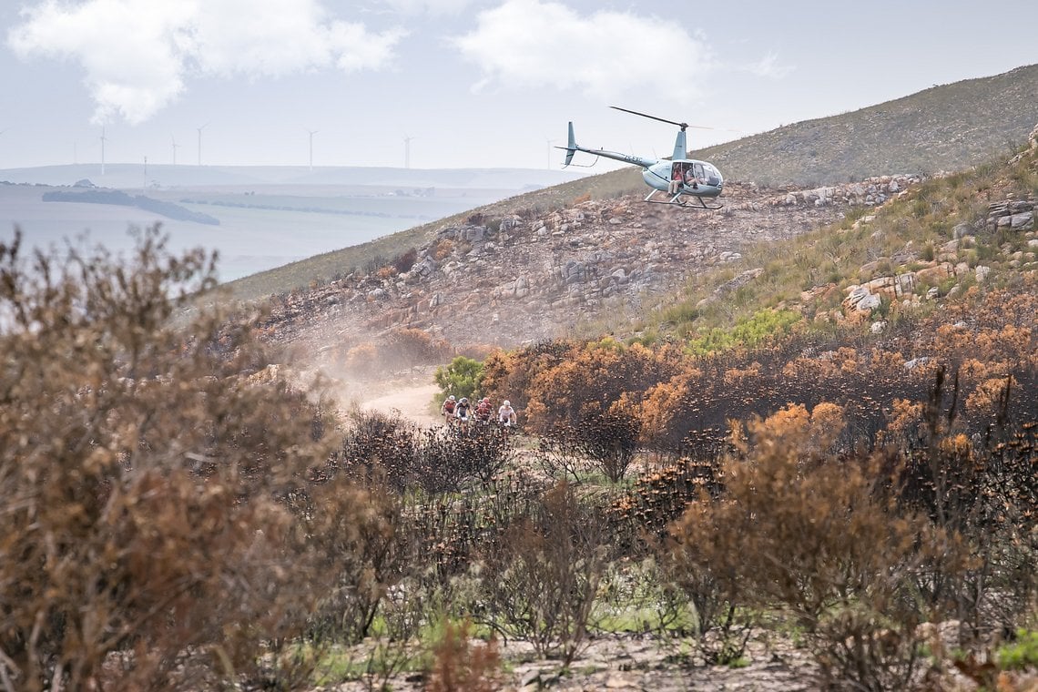 Gibts nur beim Cape Epic - bis zu drei Helikopter begleiten das Rennen und sorgen für die Live-Übertragung