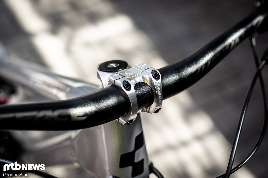 Das silber-schwarze Design setzt sich am Cockpit fort.