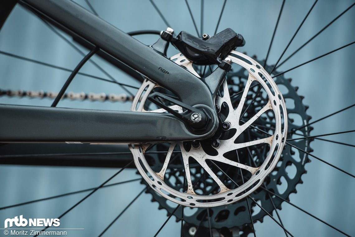 SRAM Code RSC-Bremsen sollen das Slash zum Stehen bringen. Am Heck darf Trek unserer Meinung nach gerne auch eine 200 mm-Scheibe verbauen.