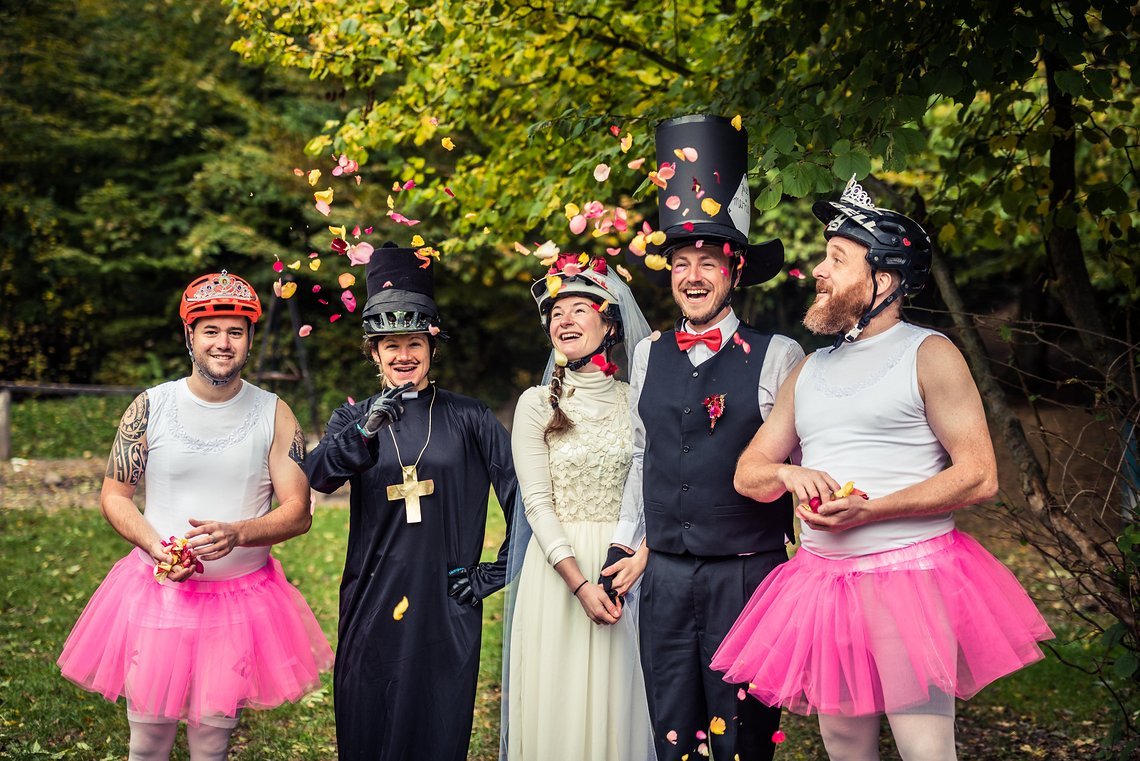 Das Hochzeitspärchen samt Trauzeugen