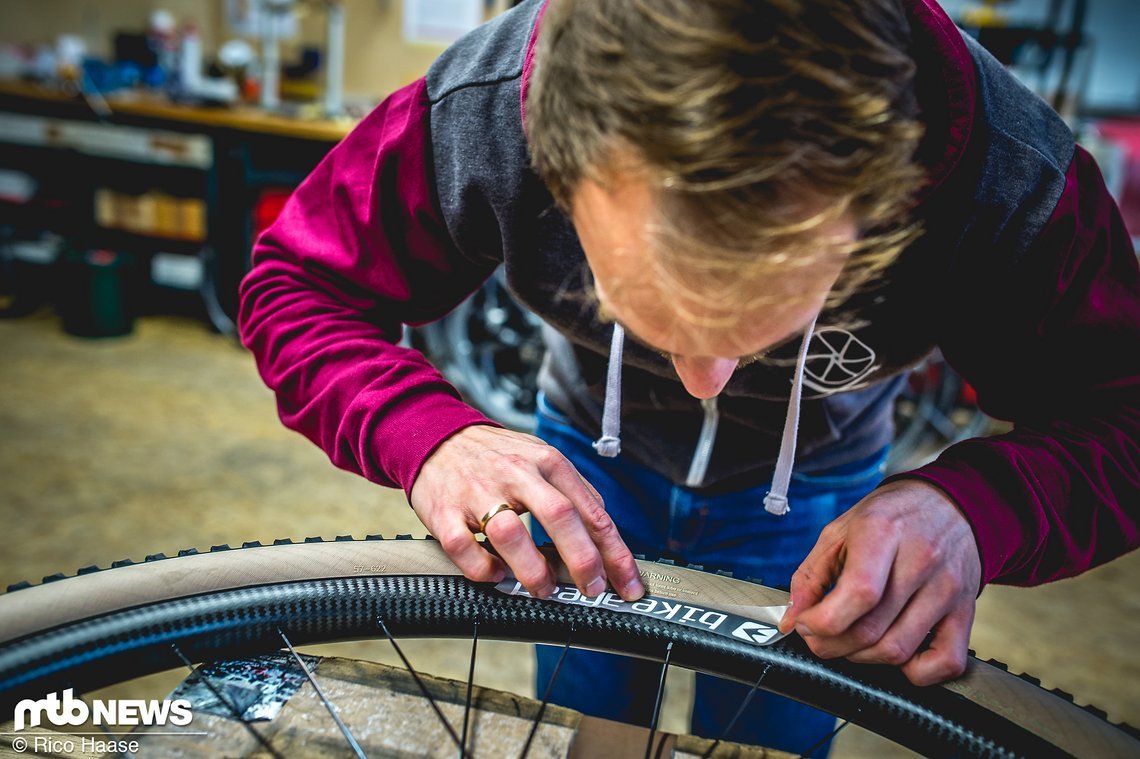 Beide Räder rollen auf den Carbonlaufrädern "THEwheels XC-28"