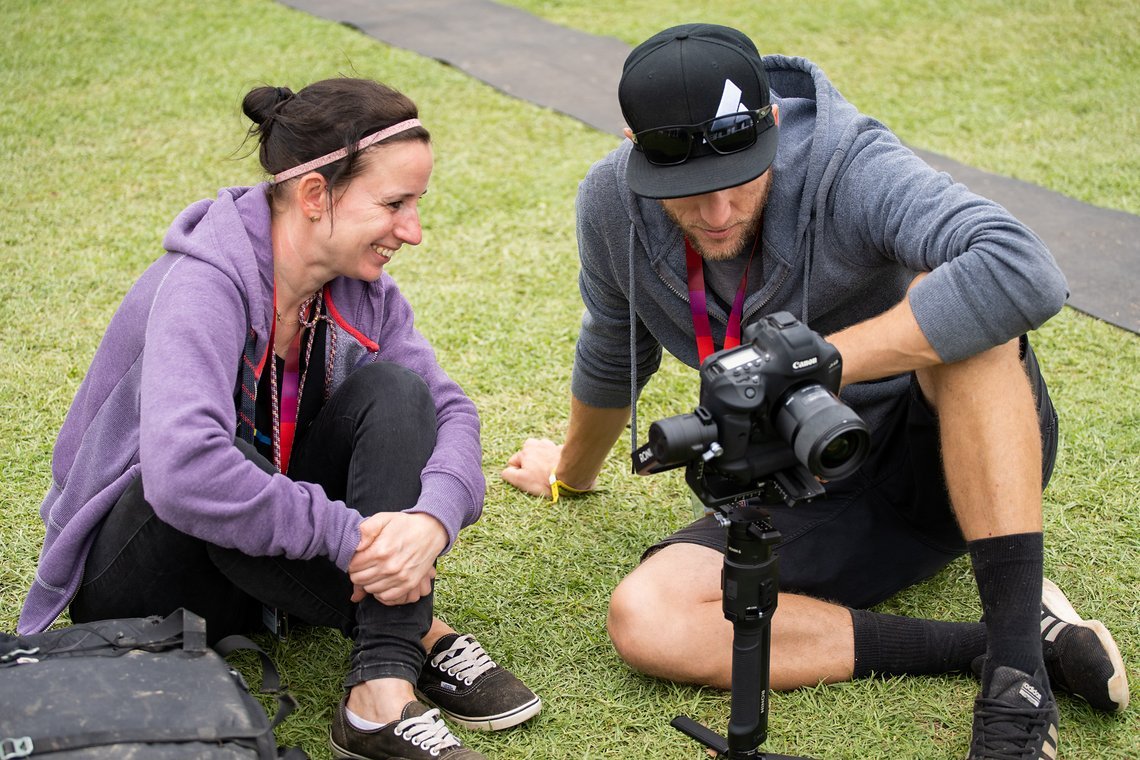 Janina und Ewald checken den letzten "money-shot"