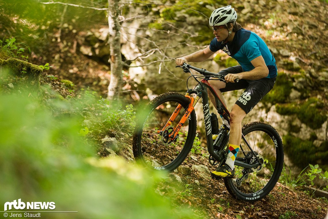 Das Canyon Lux bietet ähnlich wie das Cannondale Scalpel eine ausgewogene Sitzposition, die weder zu sportlich noch zu komfortabel ausgelegt ist.