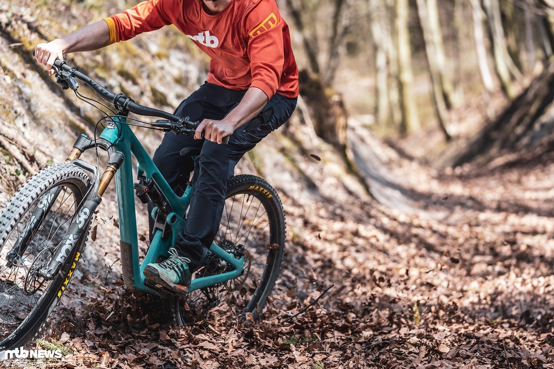 Durch den flachen Pedalkörper steht man gefühlt eher in der Achse als darauf …