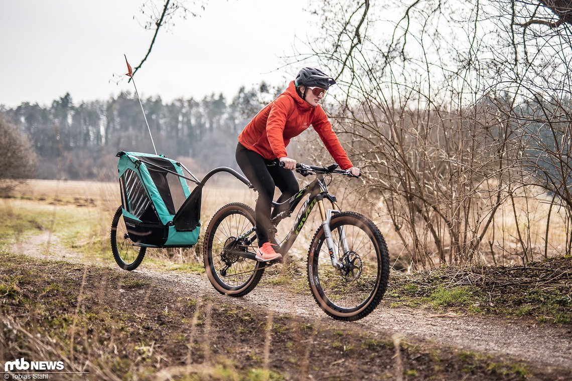 Das geringe Gewicht von knapp über 10 kg und die kleine Stirnfläche im Vergleich zu anderen Anhängern sind klar spürbar