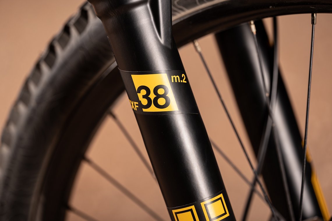 … vorne eine Öhlins MXF 38 M.2 mit Singlecrown, damit der Lenker schön rotieren kann.