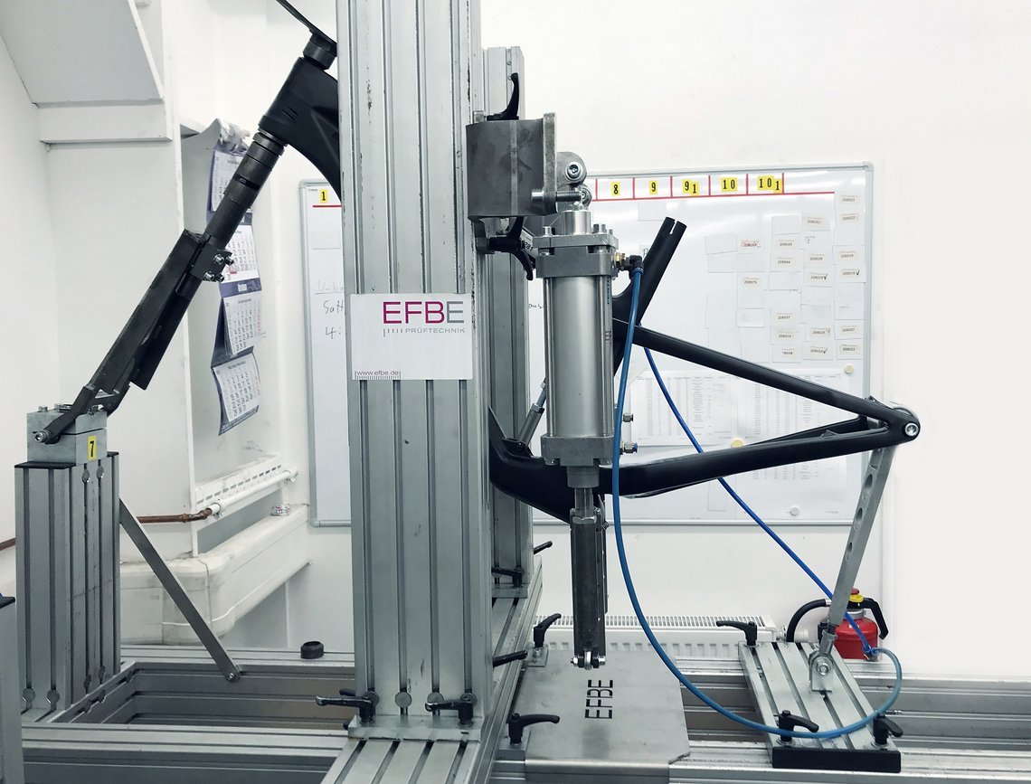 Überlastprüfung bei EFBE Prüftechnik während der Entwicklung des leichten Featherweight-Layups.
