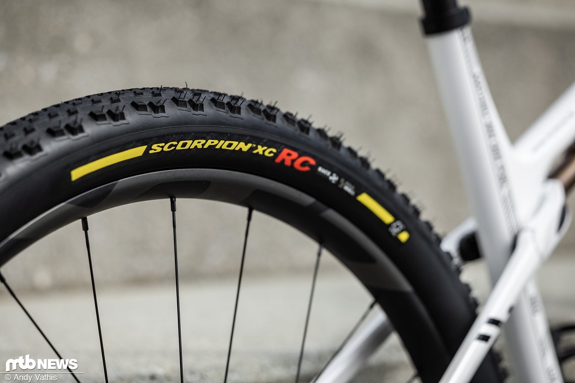 Das Alpecin-Deceuninck-Team hat unter anderem eine Partnerschaft mit Reifenhersteller Pirelli.