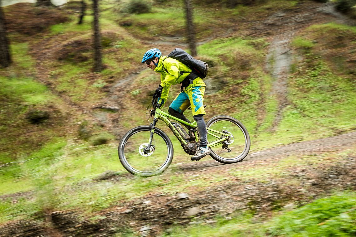 Auf flachen Trails hilft der Elektromotor dabei, schnell auf 25 km/h zu beschleunigen. Danach ist man auf sich allein gestellt.