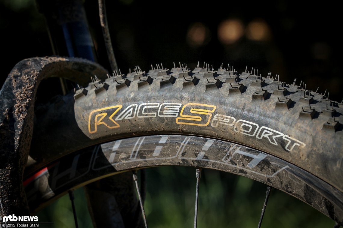 Man sieht es ihr nicht an, doch die RaceSport Karkasse kann beim Tubeless-Aufbau durchaus ein wenig Zeit in Anspruch nehmen