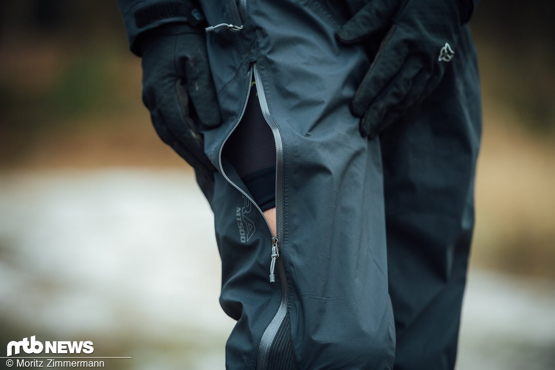 Die sich über die komplette Beinlänge erstreckenden Reißverschlüsse können einerseits als Belüftungsöffnung dienen, andererseits erleichtern sie das An- und Ausziehen der Hose mit Schuhen und Knieschonern.