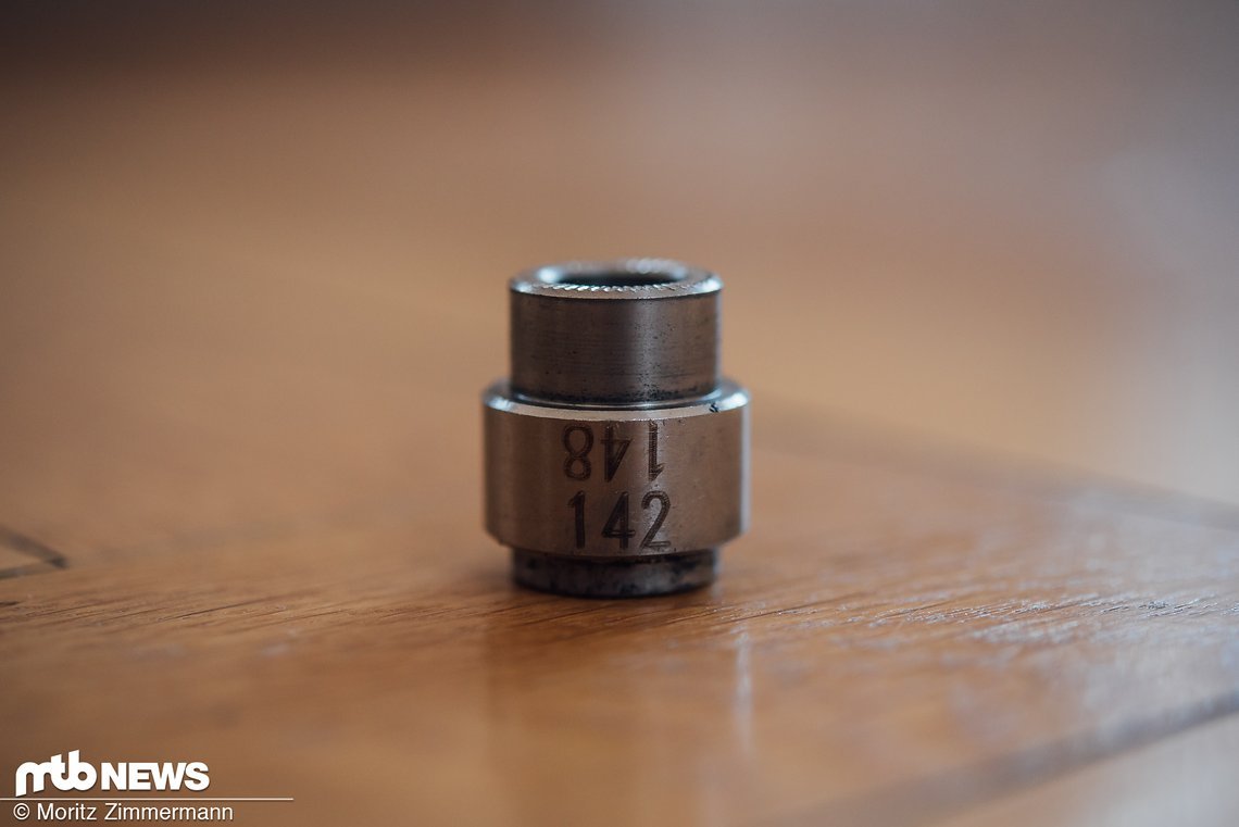 Je nach Fahrrad benötigt ihr außerdem einen geeigneten Adapter, damit die Rolle mit dem Hinterbau zusammenpasst.