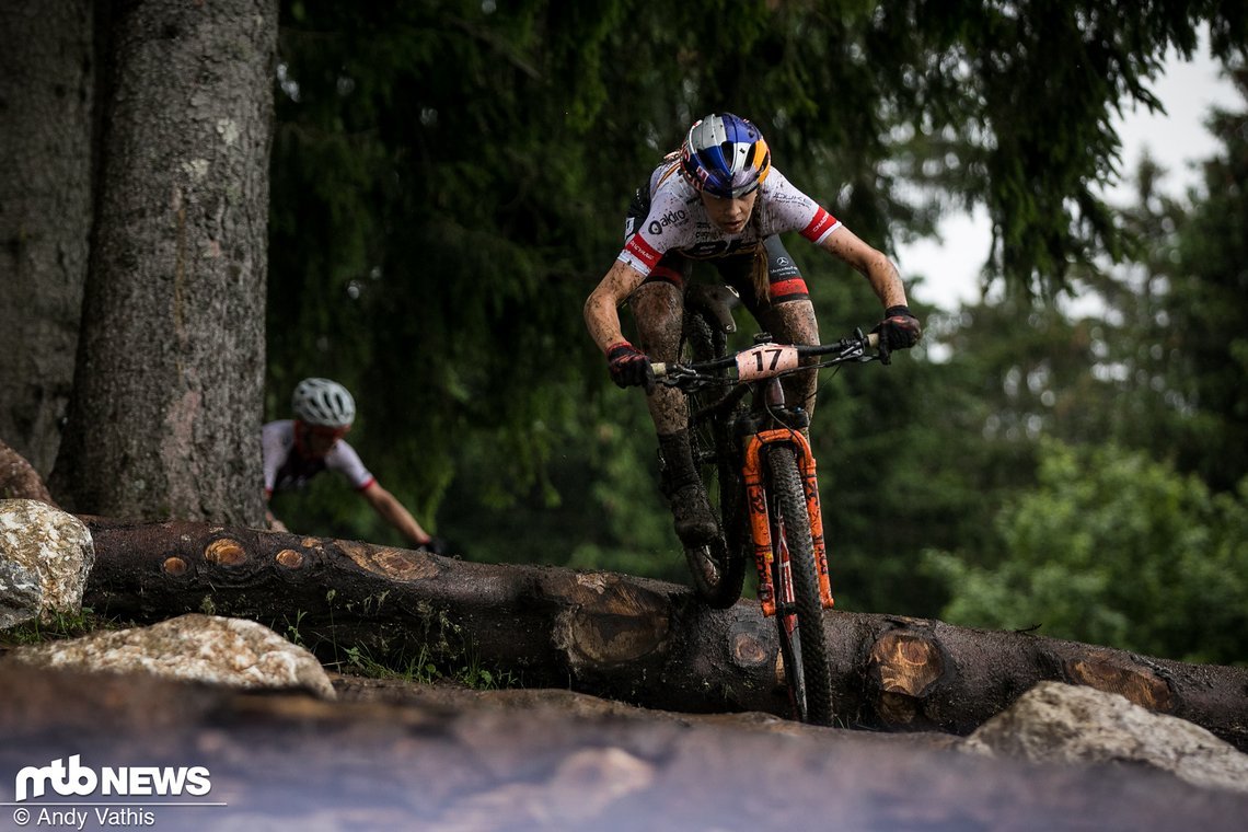 ... Rocio del Alba Garcia im Downhill.