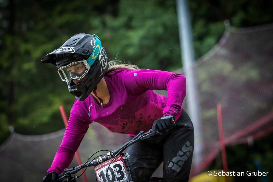 Justine Welzel sicherte sich den Sieg bei den Damen in 4:05:095.