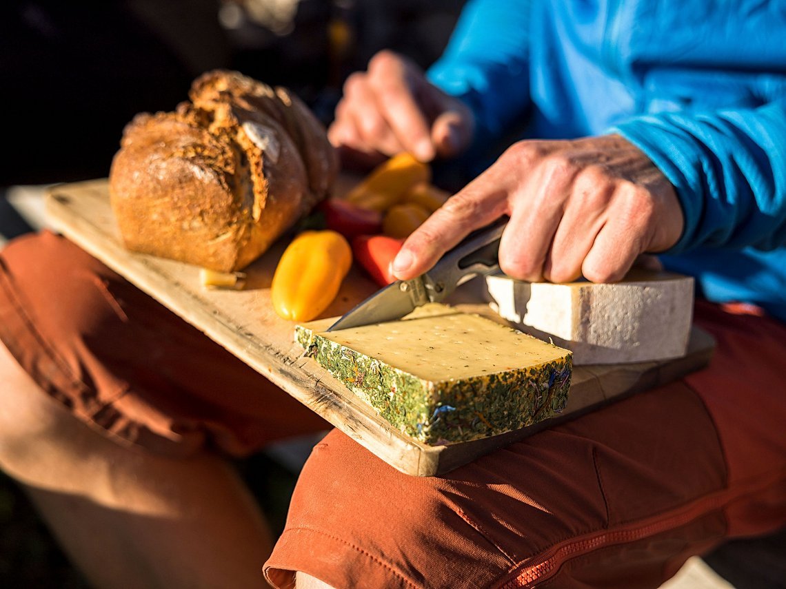Brotzeit auf der Hütte