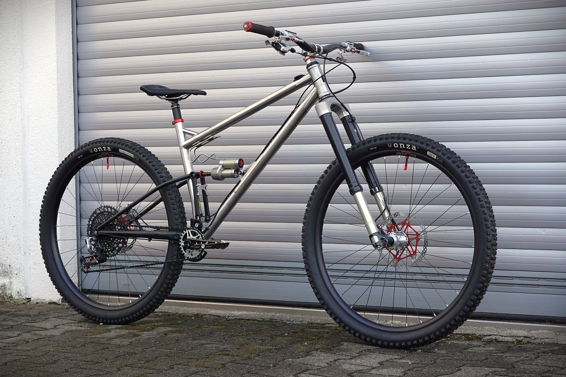 An der Front ist eine Intend Hero mit 150 mm Federweg verbaut ...