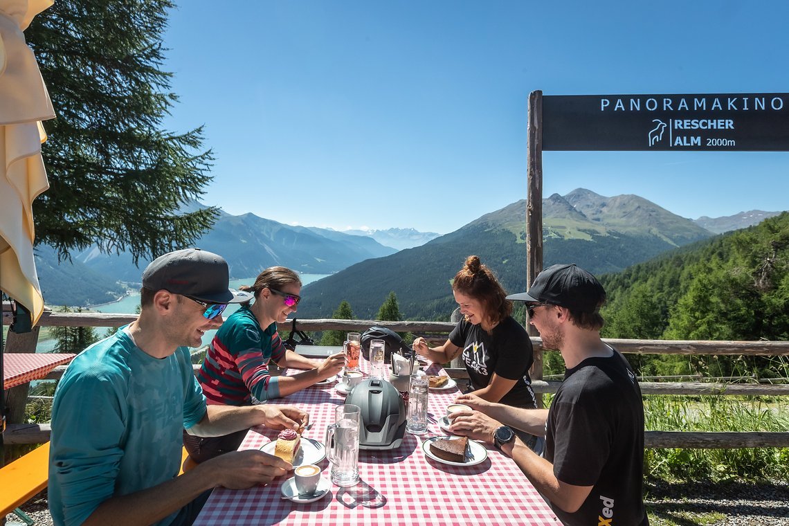 Eine Rast an der Alm rundet das Erlebnis ab.