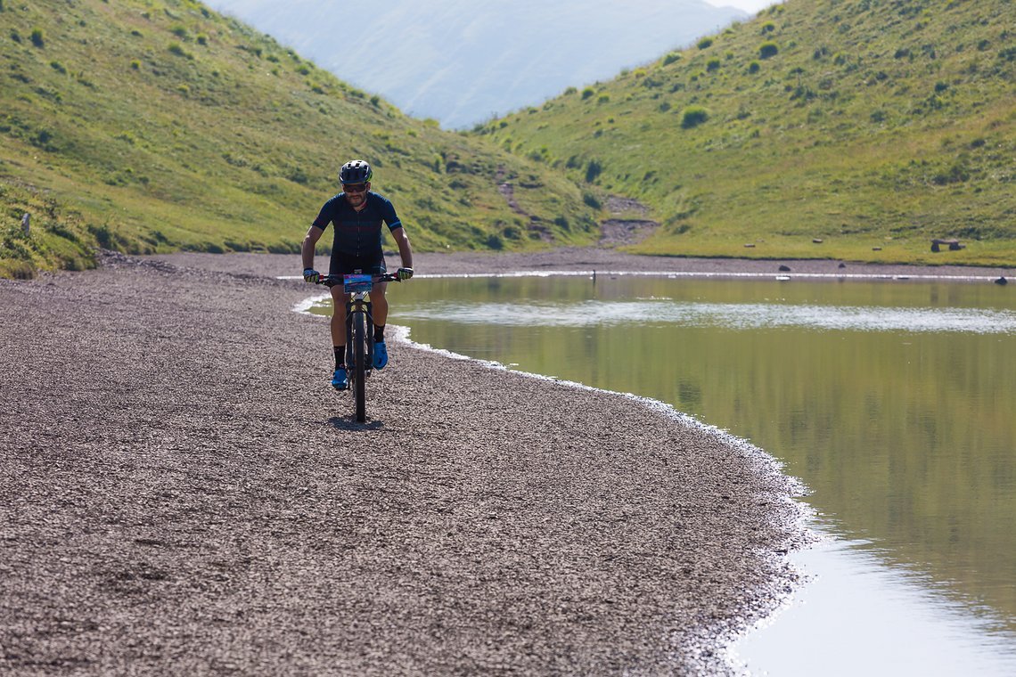 Nicht selten fährt man dabei an schönen Bergseen vorbei