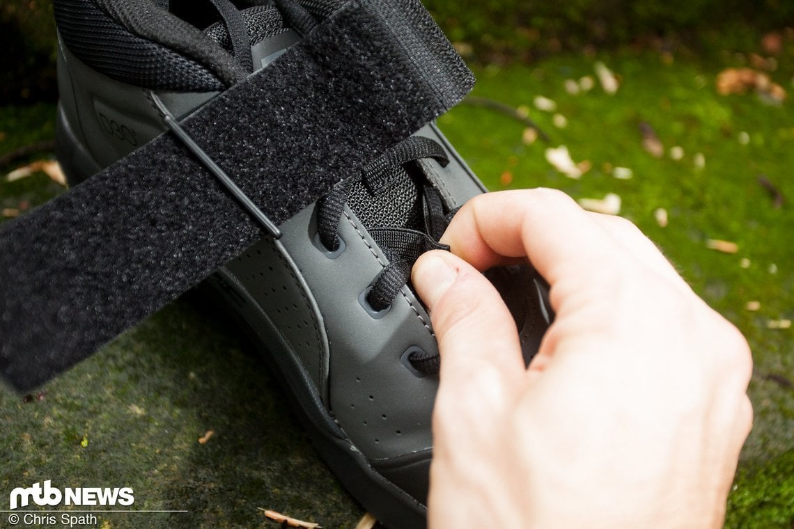 Schnürverschluss mit Strap, um den Downhill-Schuh zuverlässig am Fuß zu halten