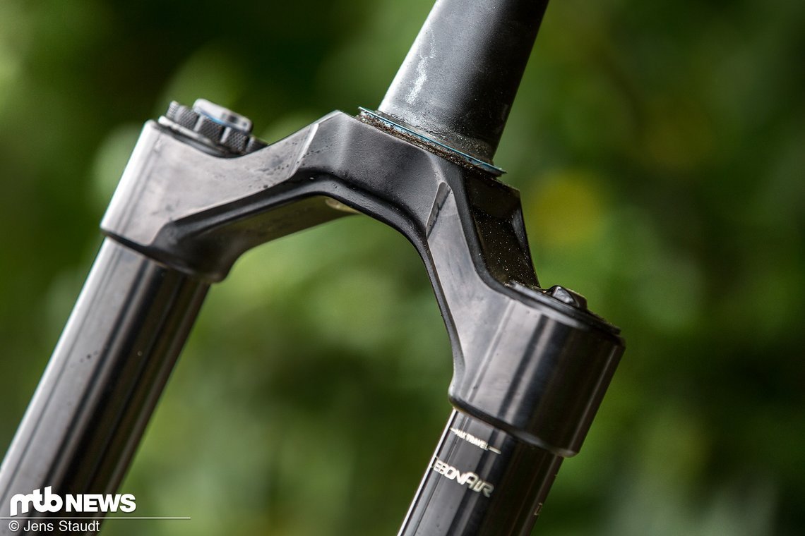 Wuchtige 38 mm Standrohre werden in der Krone der RockShox Zeb Ultimate verpresst