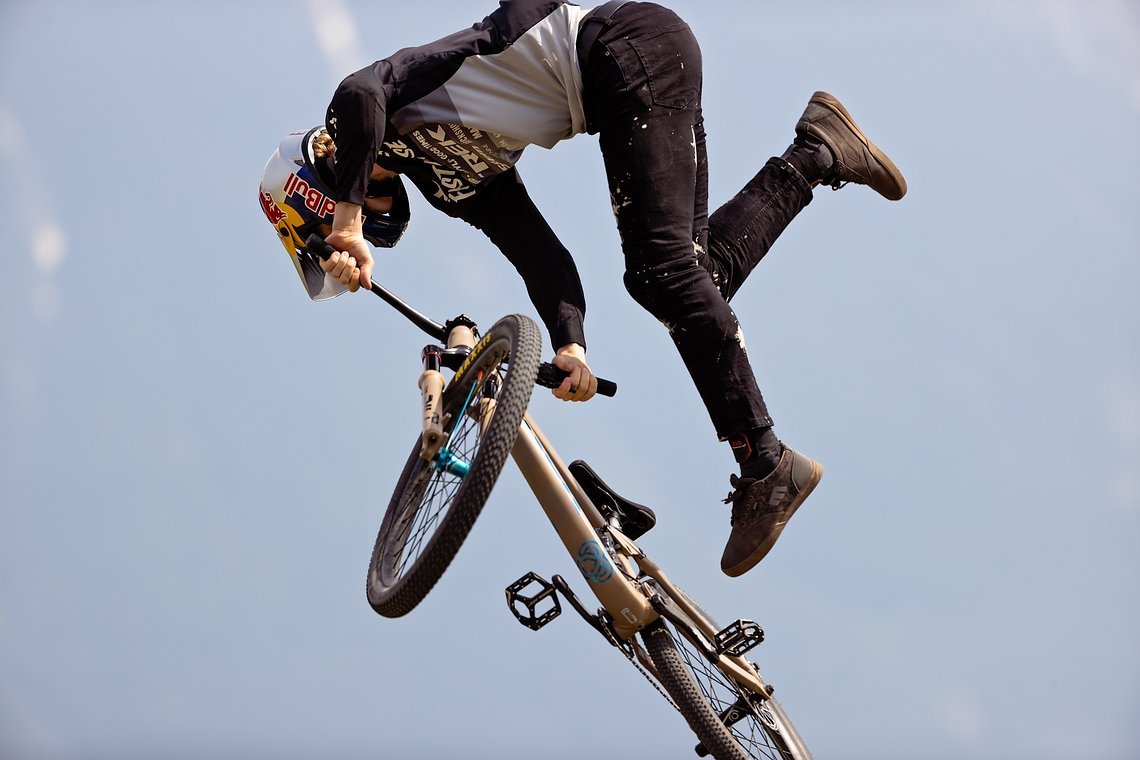 Emil Johansson zeigt Tricks beim Slopestyle Contest