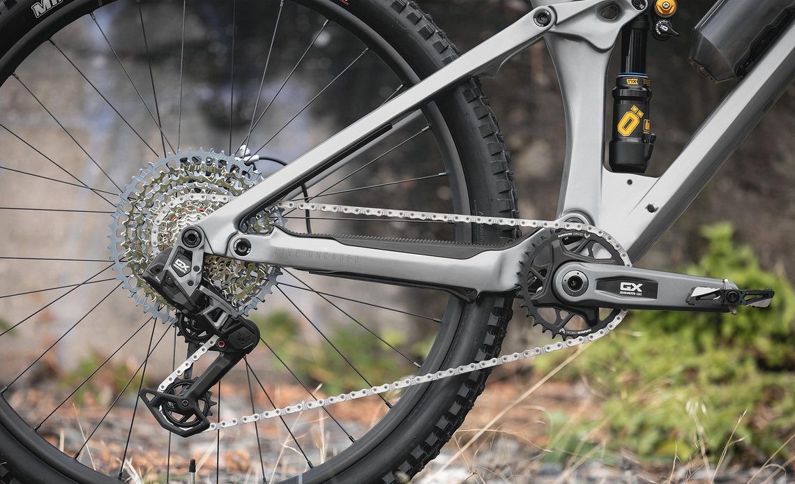 Als Antrieb kommt beim Izzo Uncaged 11 die SRAM GX AXS Transmission zum Einsatz.