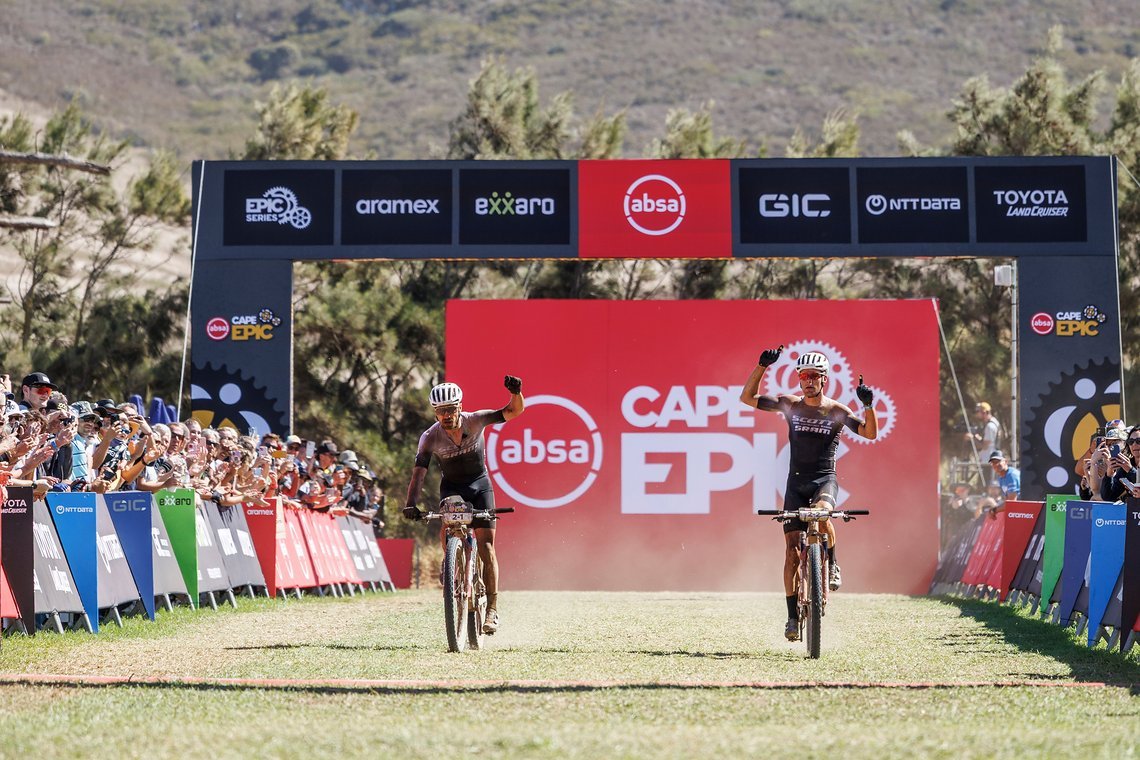 Hände hoch und Glückwunsch in die Schweiz! Nino Schurter und Filippo Colombo holten sich den Tagessieg auf der ersten Etappe und schlüpften damit auch in Gelb.