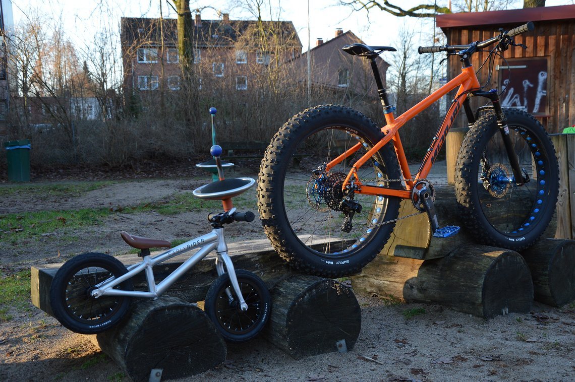 Gruppenbild mit dem fetten Bike des Nachwuchs :)